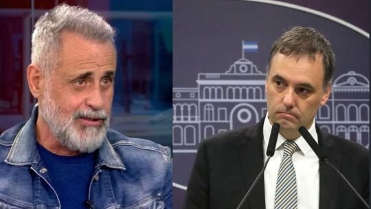 Jorge Rial apuntó contra Manuel Adorni por el viaje de su mujer en el avión presidencial