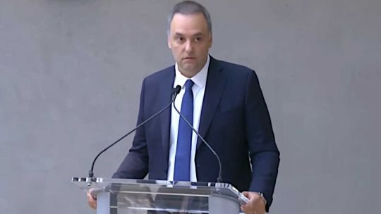 Manuel Adorni cerró el Argentina Week en Nueva York y respondió a las críticas por el viaje de su esposa