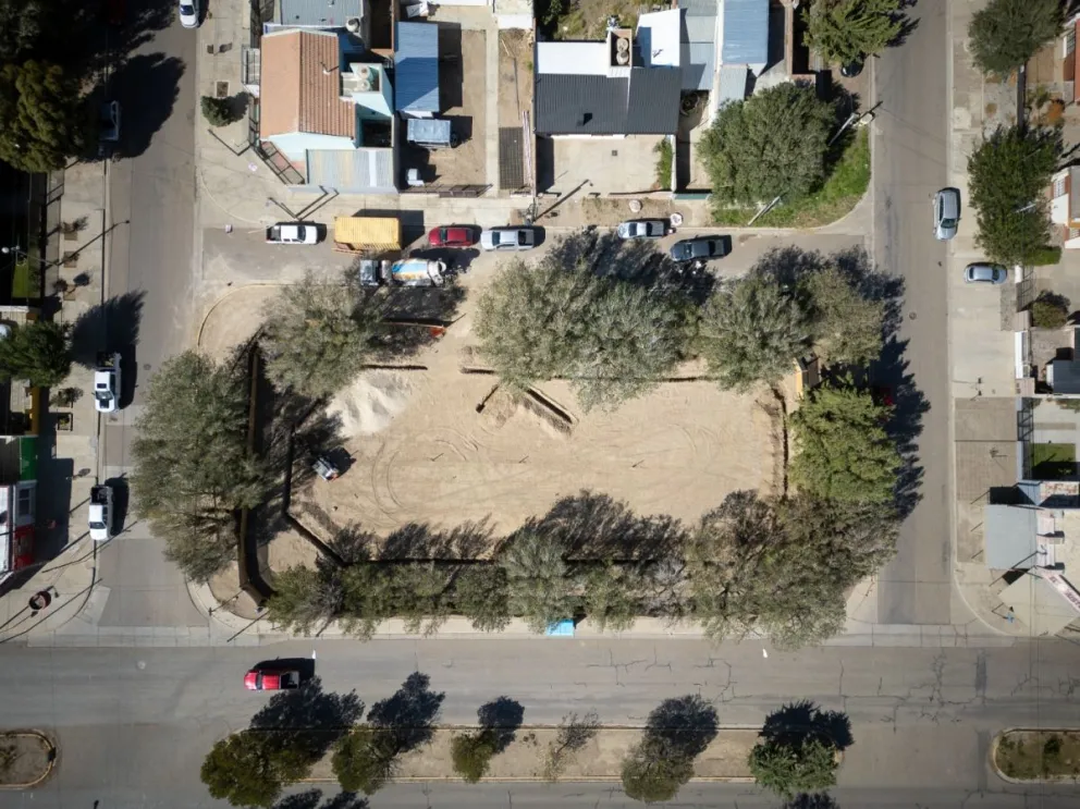 Reconstrucción de la Plaza Integradora Andalucía: avanza la restauración de la vereda y el replanteo del terreno