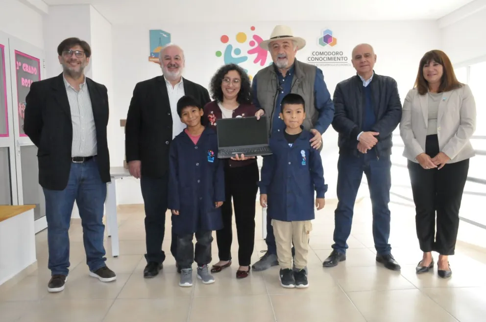 Othar Macharashvili entregó notebooks y anunció más obras en la Escuela Municipal