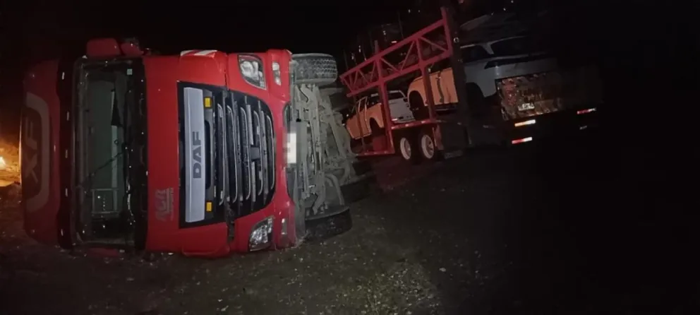 Dos camiones despistaron y uno volcó en la Ruta Nacional N° 3 cerca de Río Gallegos