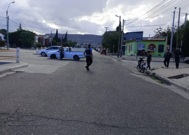 Un motociclista colisionó con un auto y lo multaron por no llevar carnet