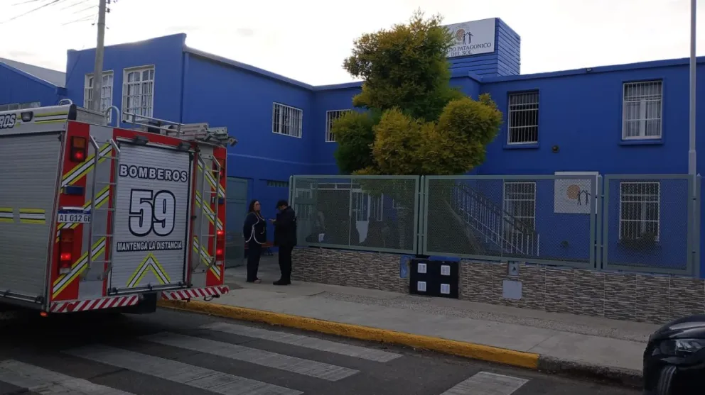 Un estudiante prendió fuego un tacho de basura y generó un principio de incendio