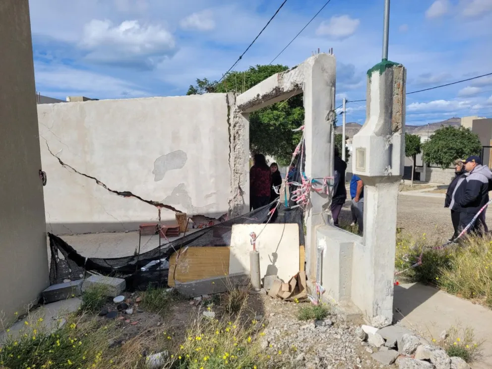 Una familia tuvo que ser reubicada por peligro de derrumbe en barrio ARA San Juan