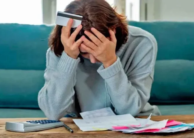 El 56,4% de los hogares argentinos se endeudó en el último semestre para cubrir gastos básicos