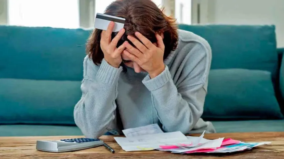 El 56,4% de los hogares argentinos se endeudó en el último semestre para cubrir gastos básicos