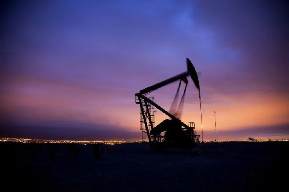 El petróleo cayó por debajo de los 100 dólares tras los anuncios de Donald Trump