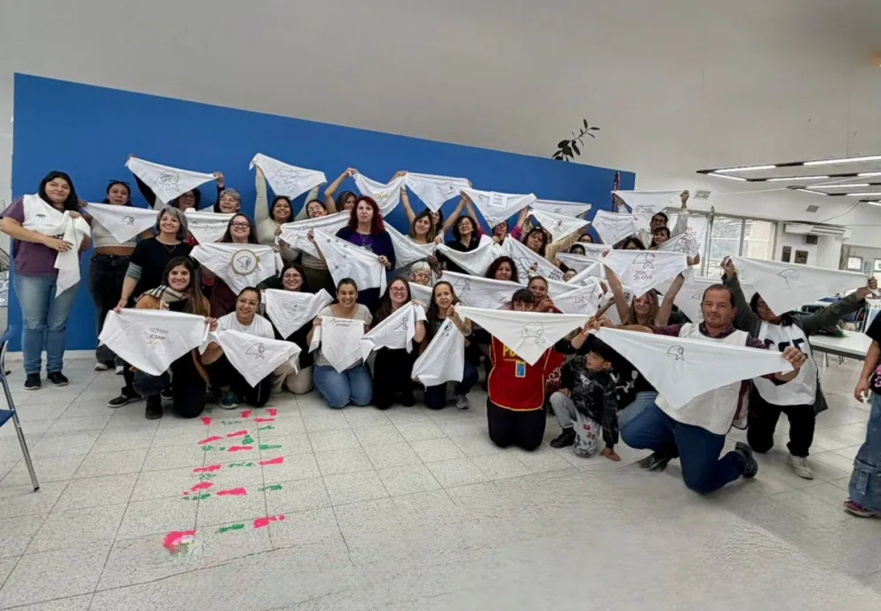 Realizaron una jornada de bordado colectivo de Pañuelos Blancos por la Memoria