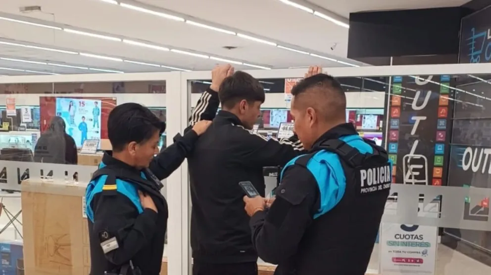 Comodoro: lo atraparon robando más de  mil pesos en chocolates