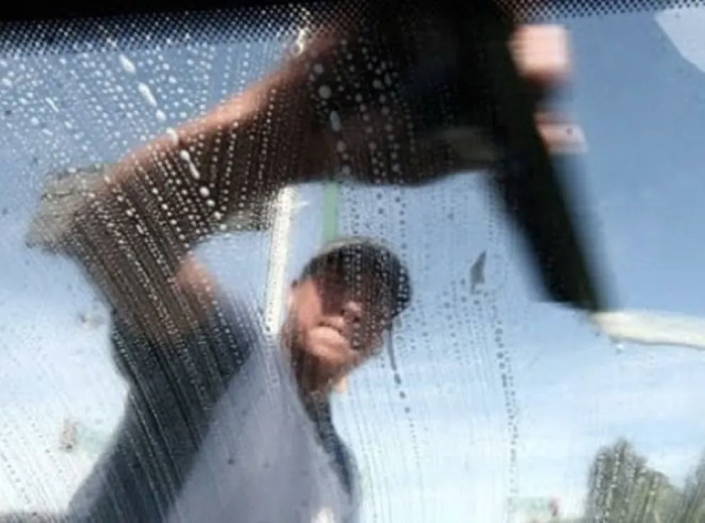 Buscan prohibir “limpiavidrios” en la vía pública: “Tenemos de terminar con esta agresividad que tiene esta gente”