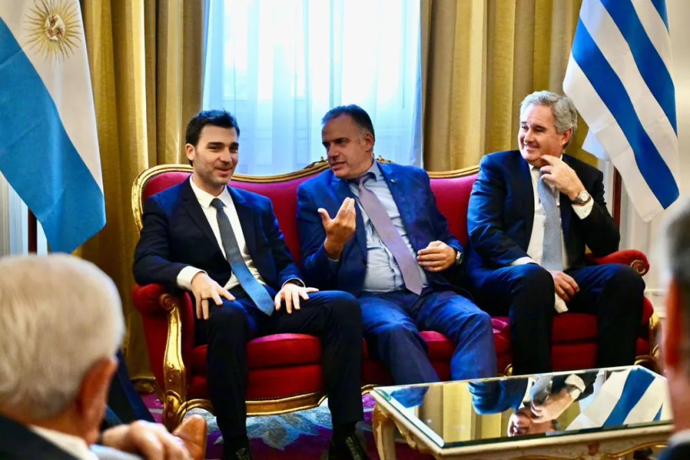 Ante el presidente de Uruguay y el canciller argentino, Torres destacó el potencial productivo y comercial de Chubut