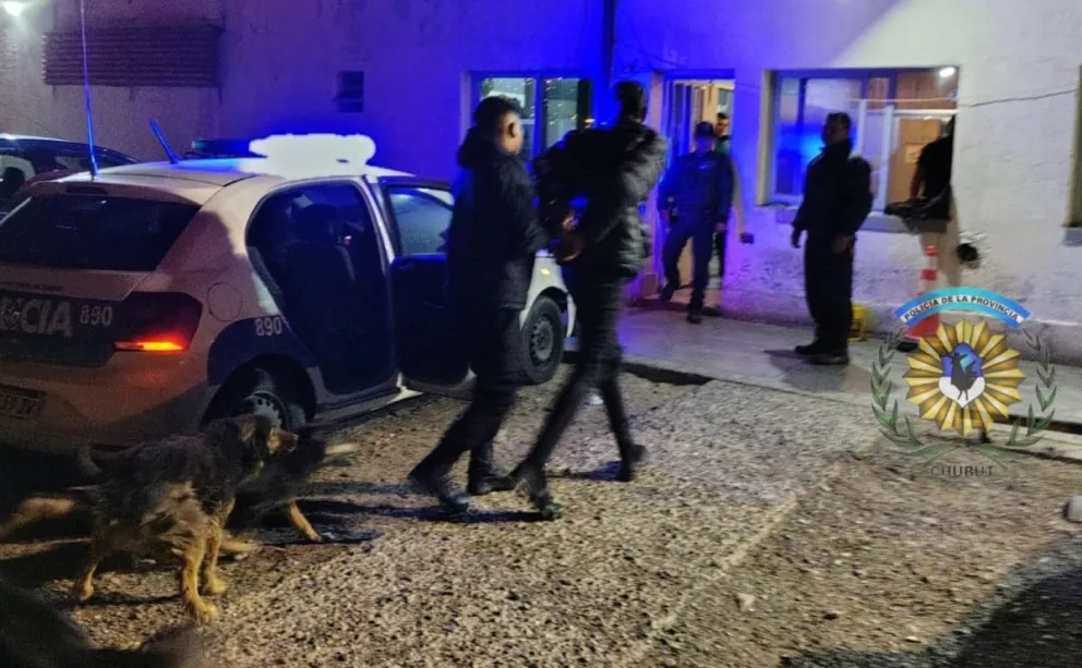 Amenazaron con dispararle para robarle el celular y fueron detenidos