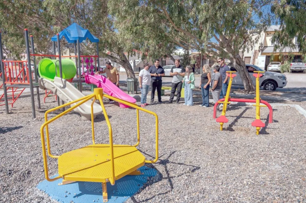 Instalaron juegos infantiles inclusivos en el playón de Playa Unión