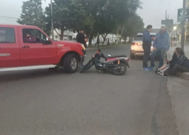 Embistió a una moto al cruzar por avenida Kennedy y una mujer sufrió lesiones menores