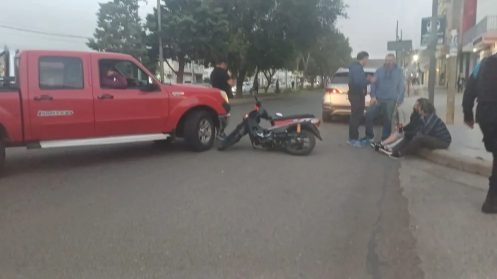 Embistió a una moto al cruzar por avenida Kennedy y una mujer sufrió lesiones menores