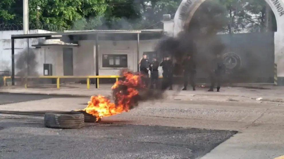 Tensión y fuego frente a la Unidad Penal 1 de Paraná tras la muerte de un interno