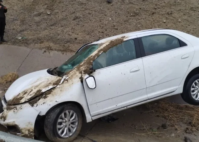 Un vehículo terminó dentro de un canal en la zona del Cenotafio