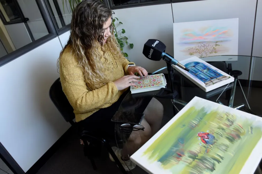 La pintora comodorense que convierte la desgracia en arte