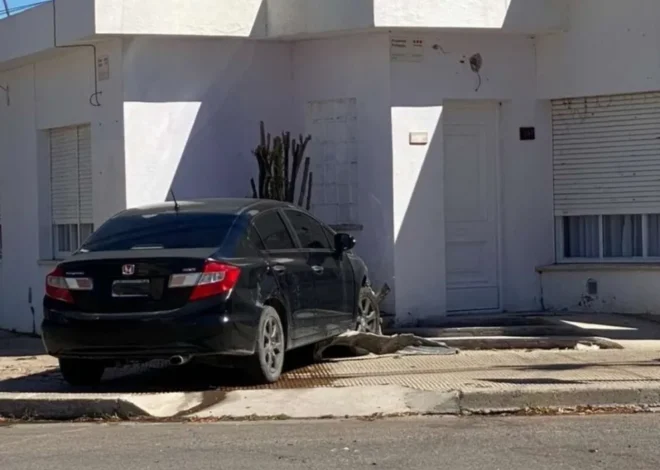 Violento choque en Trelew: un auto terminó sobre la vereda y casi se incrusta en una casa