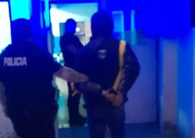 Sorprenden a un hombre trepado a un poste de luz para hurtar energía