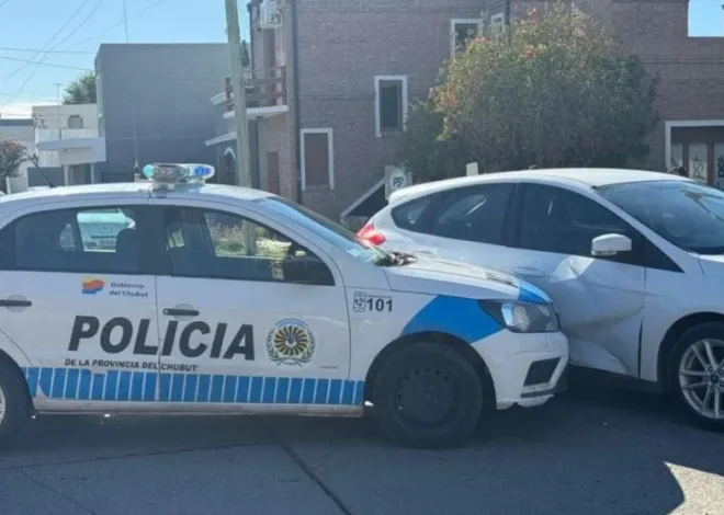Patrullero colisionó con un Ford Fiesta en una esquina de Trelew