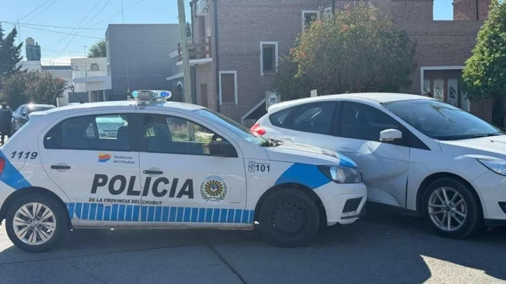 Patrullero colisionó con un Ford Fiesta en una esquina de Trelew