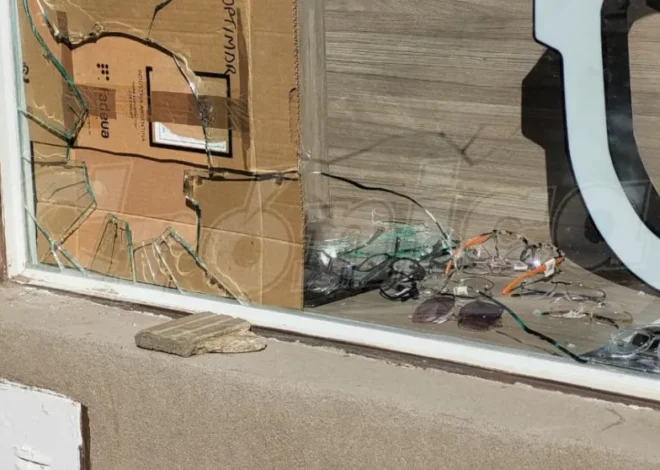 Robaron 13 pares de anteojos de una óptica del centro