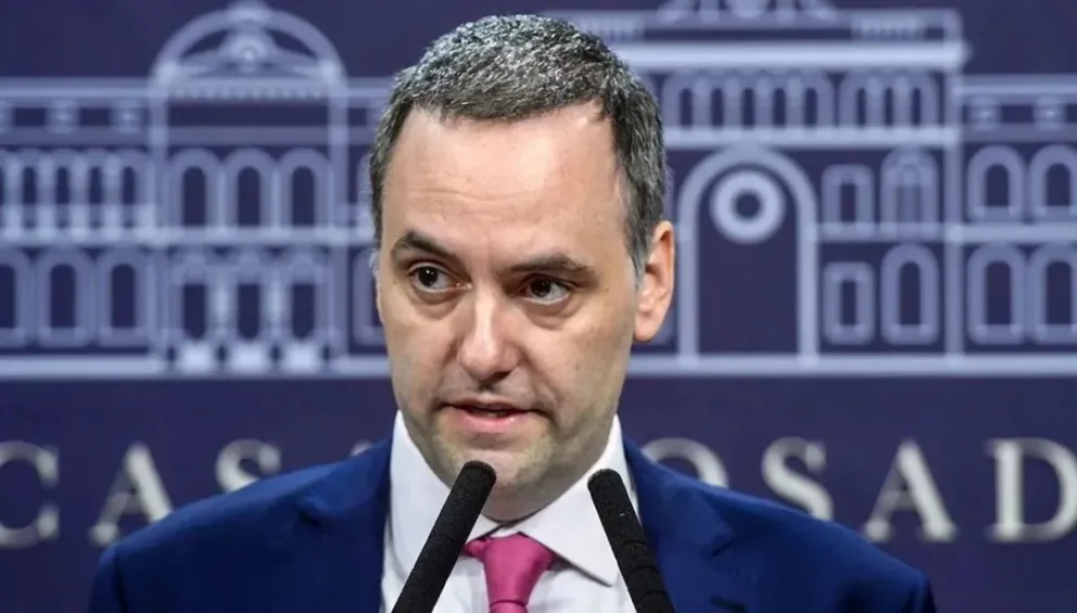 Adorni defendió la presencia de su esposa en Nueva York