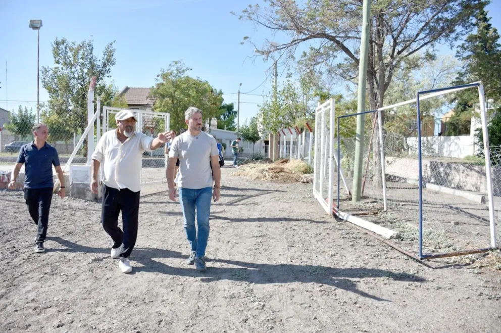 Merino recorrió el barrio San José y destacó la recuperación del Polideportivo Sur