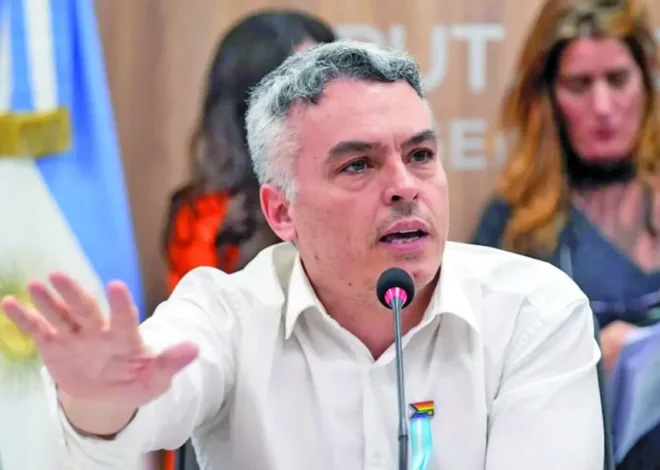 Paulón: “Adorni confesó delitos al decir que su esposa viajó en el avión presidencial”