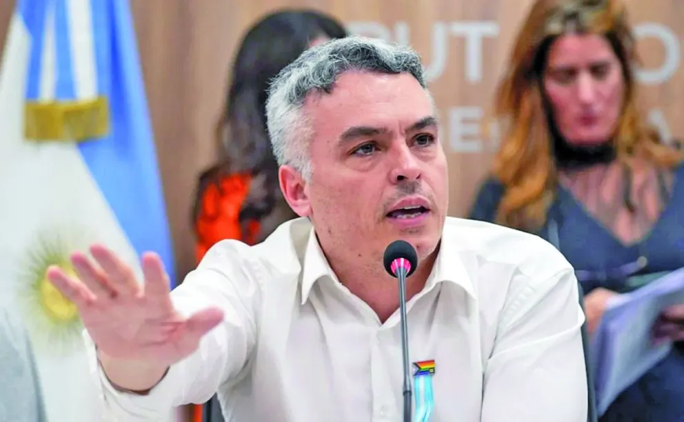 Paulón: “Adorni confesó delitos al decir que su esposa viajó en el avión presidencial”