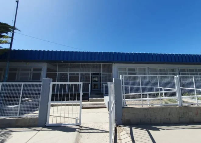 Fue a la escuela a reclamar por las notas a su hija y terminó agrediendo a un alumno, a una docente y directivos