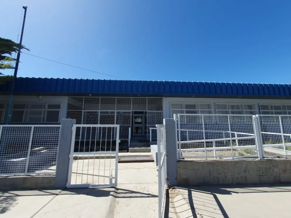 Fue a la escuela a reclamar por las notas a su hija y terminó agrediendo a un alumno, a una docente y directivos