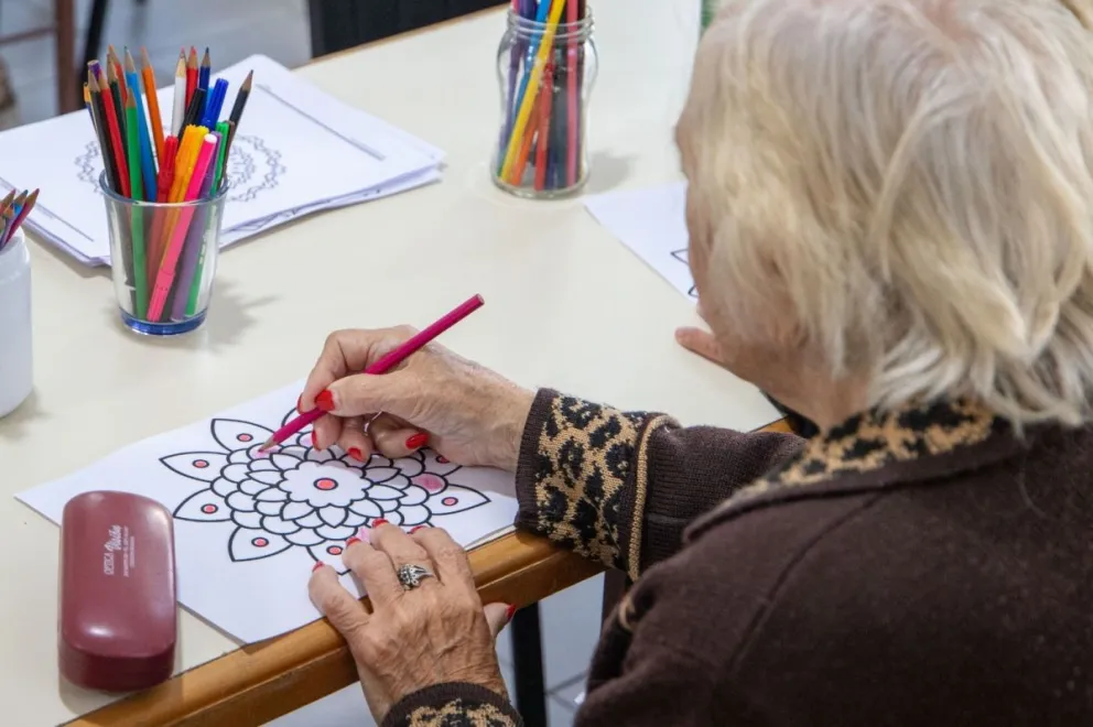 Más de 20 adultos mayores participan del taller de estimulación cognitiva en el Centro de Día “Papa Francisco” 
