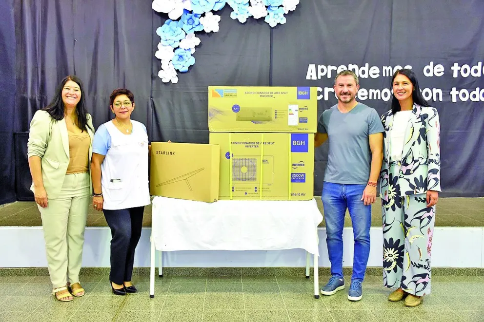 Merino entregó equipamiento a la Escuela 3, para mejorar las condiciones y la conectividad