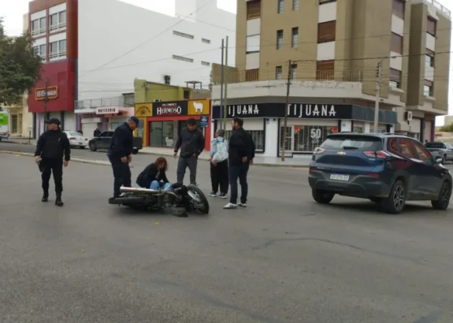 Choque entre una camioneta y una moto dejó un herido en Kennedy y Cerro Chenque