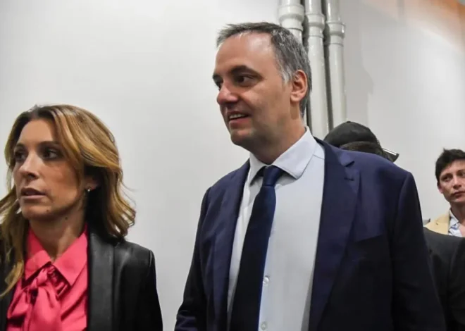 Adorni admitió que fue un error el viaje de su esposa a Nueva York: “Si pudiera volver atrás, no se hubiera subido al avión”