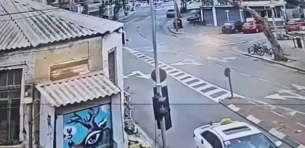 Irán atacó el centro de Israel con misiles de racimo