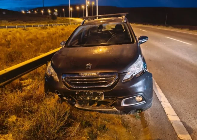 Un auto chocó contra un guardarraíl durante la madrugada