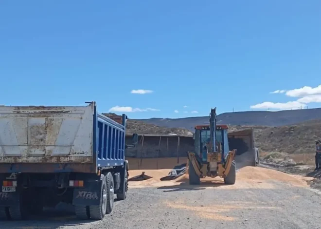 Comodoro: se desprendió el acoplado de un camión y volcó