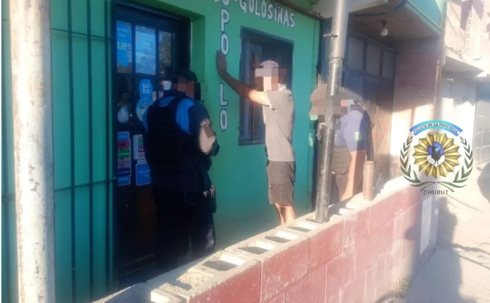 Atrapan a un hombre con rollos de cobre robados