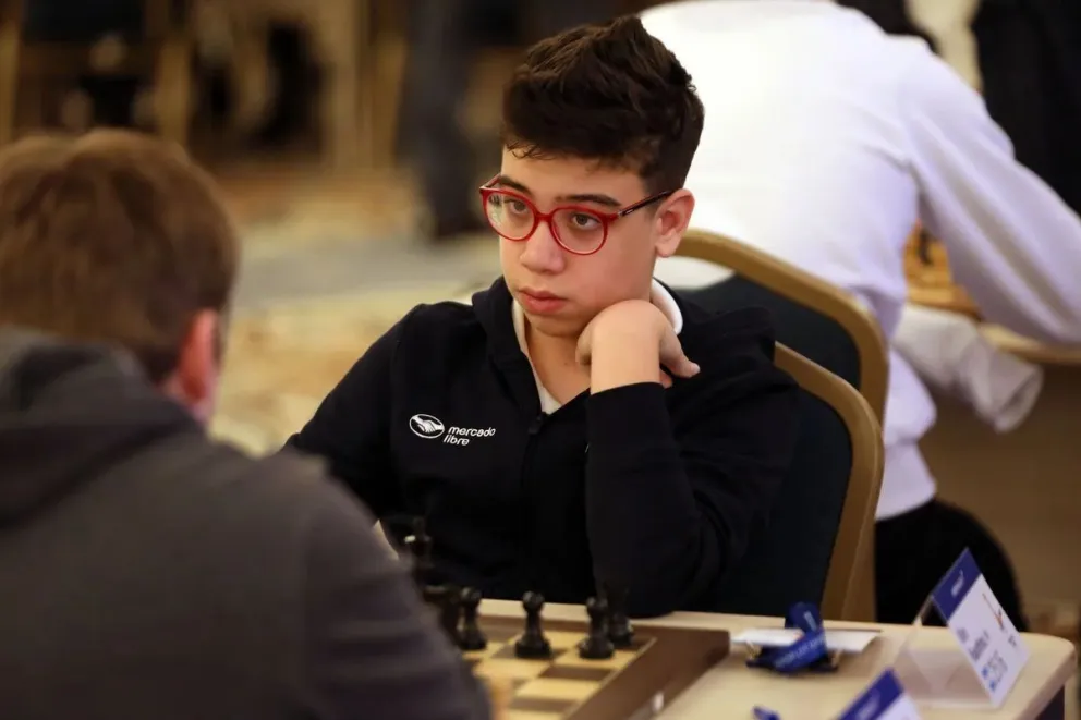 Faustino Oro sostiene el pulso en Moscú