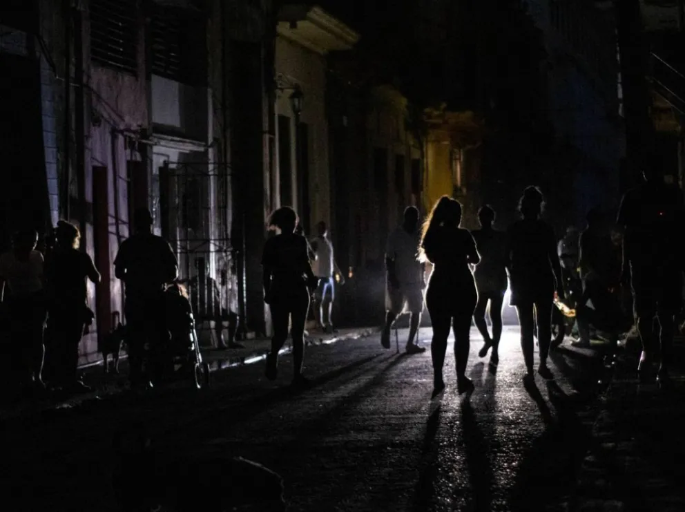 Apagón total en Cuba: El colapso del sistema energético dejó a 10 millones de habitantes a oscuras
