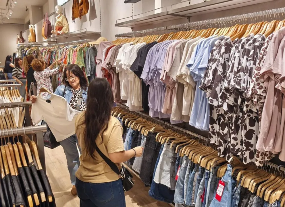 El consumo cayó un 1,9% en febrero y suma tres meses de baja