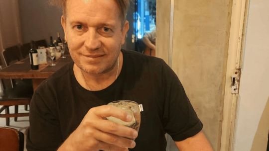 El biógrafo de Milei suspende la batalla cultural por vacaciones: “Primer día en la playa”