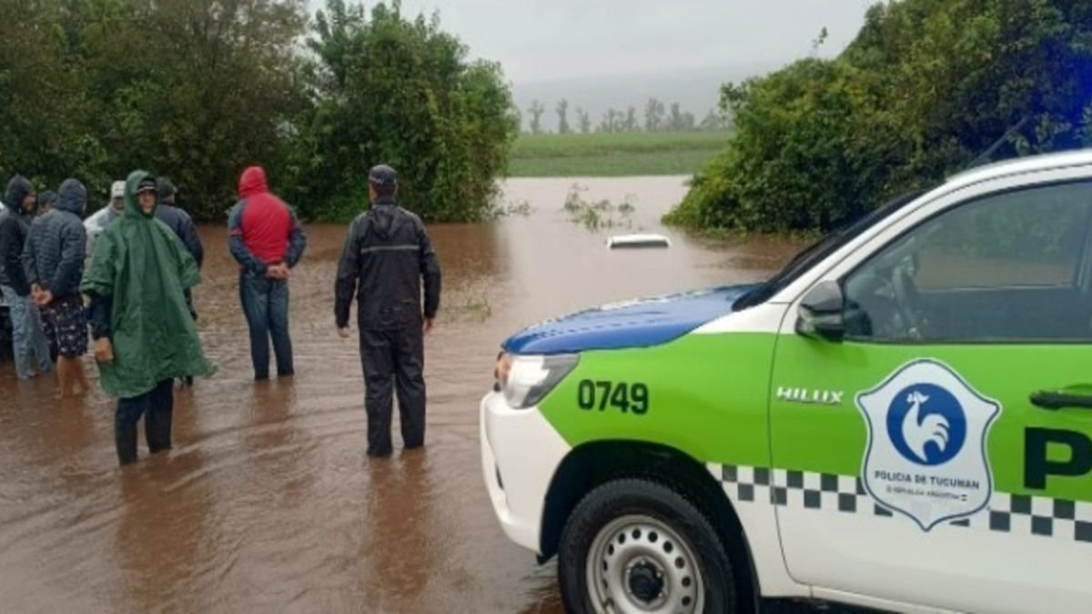 Inundaciones en Tucumán: vecinos pasaron la noche al costado de una ruta ante la crecida de dos ríos