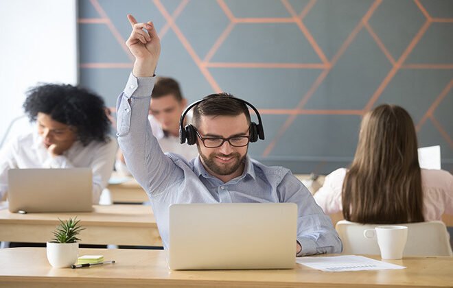 Escuchar música mientras trabajas: ¿ayuda o distrae? Lo que dice la ciencia