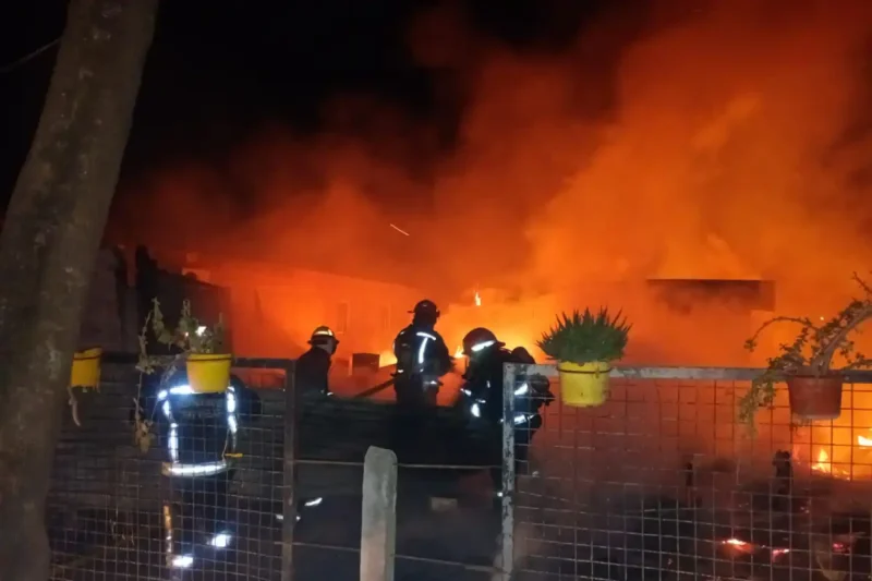 Un joven murió calcinado y dos adolescentes resultaron heridas en un incendio en Los Nogales