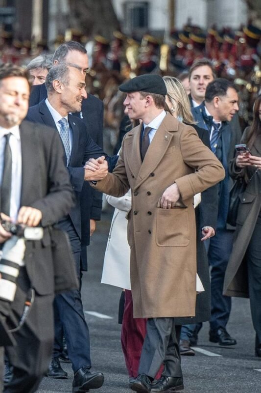 Santiago Caputo sorprendió con un look estilo “Peaky Blinders” durante el Tedeum Santiago Caputo sorprendió con un look estilo “Peaky Blinders” durante el Tedeum