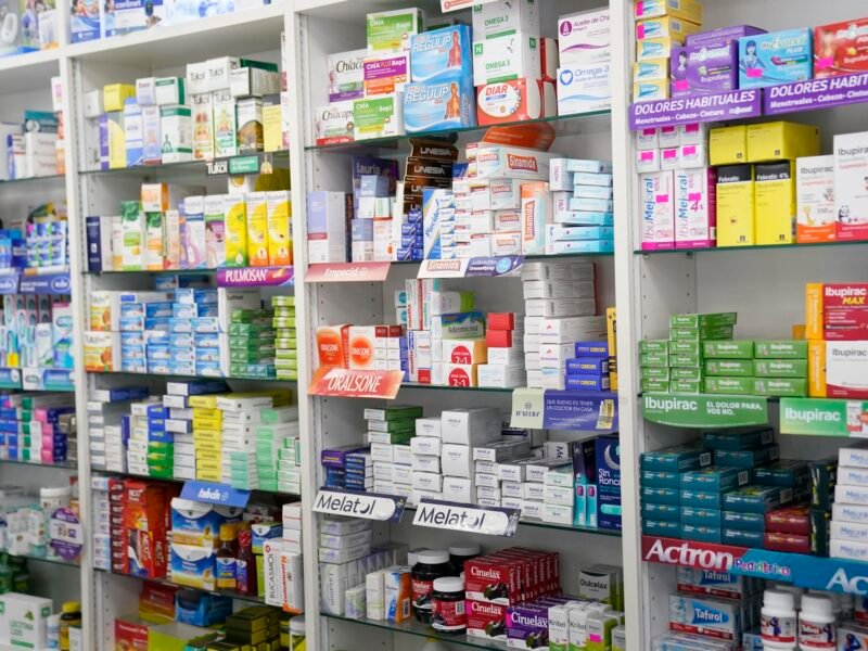 El Gobierno impulsa la venta de medicamentos fuera de farmacias y crece la tensión con el sector farmacéutico